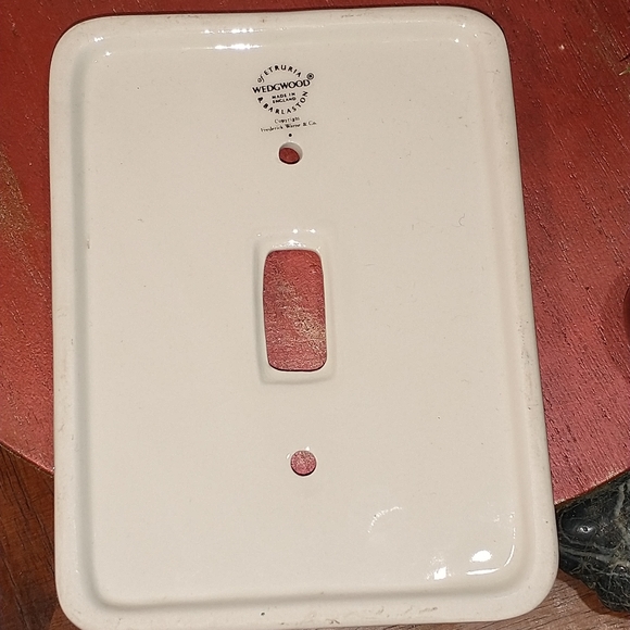 WEDGWOOD PETER RABBIT HEART-SHAPED TRINKET DISH W/ LID & MATCHING SWITCH PLATE - Picture 7 of 15